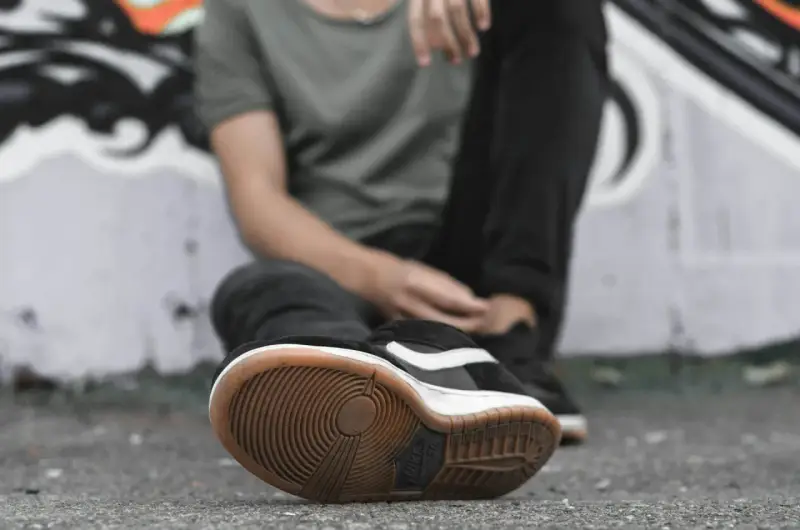 Scarpa da skate con suola consumata, tipica di chi pratica sport e ha un passo pronatore.